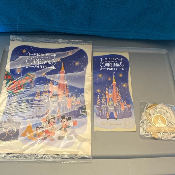 Disney World Mickey’s Very Merry Christmas Party 50th Anniversary 2022 Party Set - Picture 1 of 7